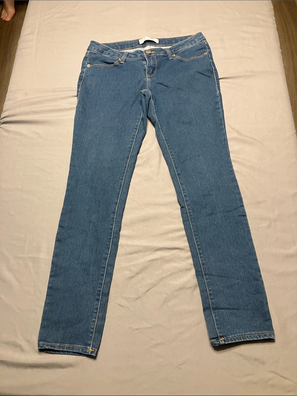 No Boundaries Women's Skinny Jeans in Classic Blue Denim